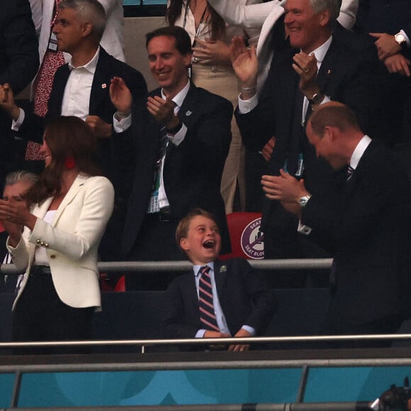 Le prince William, duc de Cambridge, son épouse Kate (Middleton), duchesse de Cambridge et leur fils, le prince George de Cambridge, assistent à la finale de l'Euro 2020 opposant l'Angleterre à l'Italie au stade de Wembley. Londres, le 11 juillet 2021.