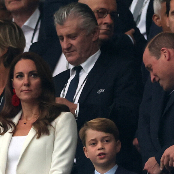 Le prince William, duc de Cambridge, son épouse Kate (Middleton), duchesse de Cambridge et leur fils, le prince George de Cambridge, assistent à la finale de l'Euro 2020 opposant l'Angleterre à l'Italie au stade de Wembley. Londres, le 11 juillet 2021.