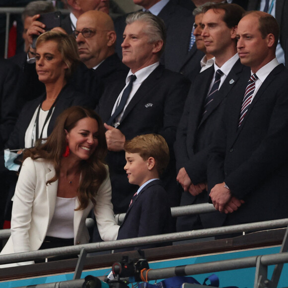Le prince William, duc de Cambridge, son épouse Kate (Middleton), duchesse de Cambridge et leur fils, le prince George de Cambridge, assistent à la finale de l'Euro 2020 opposant l'Angleterre à l'Italie au stade de Wembley. Londres, le 11 juillet 2021.