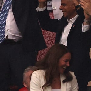 Le prince William, duc de Cambridge, son épouse Kate (Middleton), duchesse de Cambridge et leur fils, le prince George de Cambridge, assistent à la finale de l'Euro 2020 opposant l'Angleterre à l'Italie au stade de Wembley. Londres, le 11 juillet 2021.