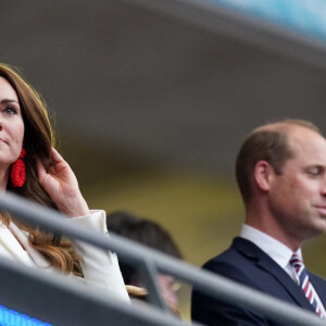 Le prince William, duc de Cambridge, et son épouse Kate (Middleton), duchesse de Cambridge, assistent à la finale de l'Euro 2020 opposant l'Angleterre à l'Italie au stade de Wembley. Londres, le 11 juillet 2021.