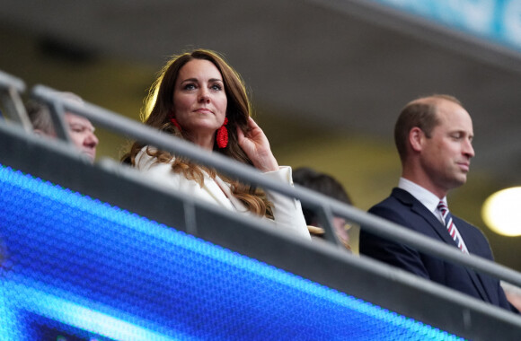 Le prince William, duc de Cambridge, et son épouse Kate (Middleton), duchesse de Cambridge, assistent à la finale de l'Euro 2020 opposant l'Angleterre à l'Italie au stade de Wembley. Londres, le 11 juillet 2021.
