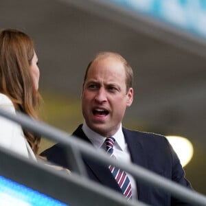 Le prince William, duc de Cambridge, et son épouse Kate (Middleton), duchesse de Cambridge, assistent à la finale de l'Euro 2020 opposant l'Angleterre à l'Italie au stade de Wembley. Londres, le 11 juillet 2021.