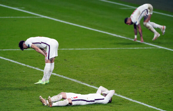 L'équipe d'Angleterre, dépitée après sa défaite aux tirs au but en finale de l'Euro 2020 face à l'Italie au stade de Wembley. Londres, le 11 juillet 2021.