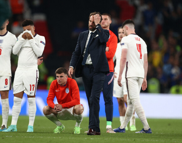 L'équipe d'Angleterre, dépitée après sa défaite aux tirs au but en finale de l'Euro 2020 face à l'Italie au stade de Wembley. Londres, le 11 juillet 2021.