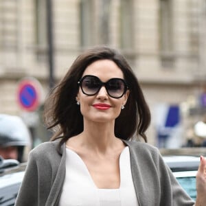 Angelina Jolie arrive à la maison Guerlain sur les Champs-Elysées à Paris le 30 janvier 2018.