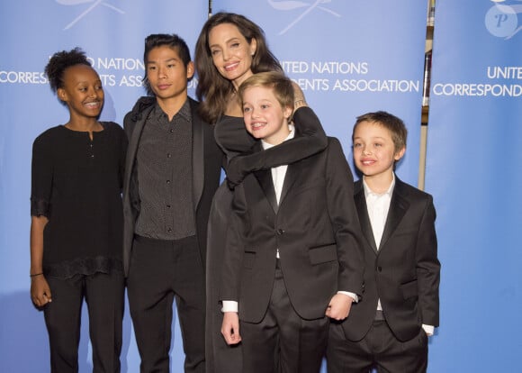 Shiloh, Pax, Vivienne et Zahara - Angelina Jolie a reçu le prix "UNCA (United Nations Correspondents Association) Global Citizen of the Year Award 2017" à l'ONU, New York le 15 decembre 2017.