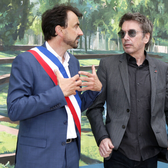 Le maire de Lyon, Grégory Doucet avec Jean-Michel Jarre ( fils de France Pejot) - La résistante France Pejot décédée en 2010 à l'âge de 95 ans à une rue plus précisément la voûte ouest sous la gare de Perrache à Lyon, France, le 12 juillet 2021. © Pascal Fayolle/Bestimage