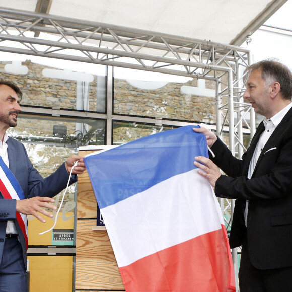 Le maire de Lyon, Grégory Doucet , le président de la métropole de Lyon, Bruno Bernard et Jean-Michel Jarre ( fils de France Pejot) - La résistante France Pejot décédée en 2010 à l'âge de 95 ans à une rue plus précisément la voûte ouest sous la gare de Perrache à Lyon, France, le 12 juillet 2021. © Pascal Fayolle/Bestimage