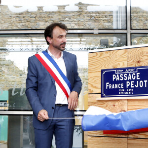 Jean-Michel Jarre ( fils de France Pejot) et le maire de Lyon, Grégory Doucet - La résistante France Pejot décédée en 2010 à l'âge de 95 ans à une rue plus précisément la voûte ouest sous la gare de Perrache à Lyon, France, le 12 juillet 2021. © Pascal Fayolle/Bestimage