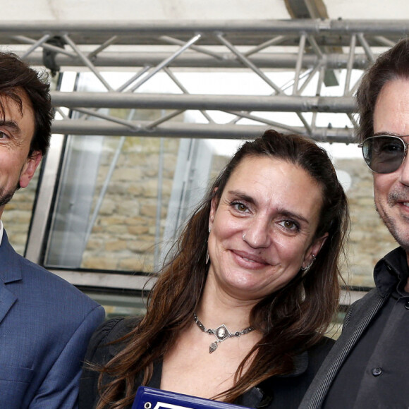 Le maire de Lyon, Grégory Doucet avec Jean-Michel Jarre ( fils de France Pejot) et sa fille Emilie - La résistante France Pejot décédée en 2010 à l'âge de 95 ans à une rue plus précisément la voûte ouest sous la gare de Perrache à Lyon, France, le 12 juillet 2021. © Pascal Fayolle/Bestimage