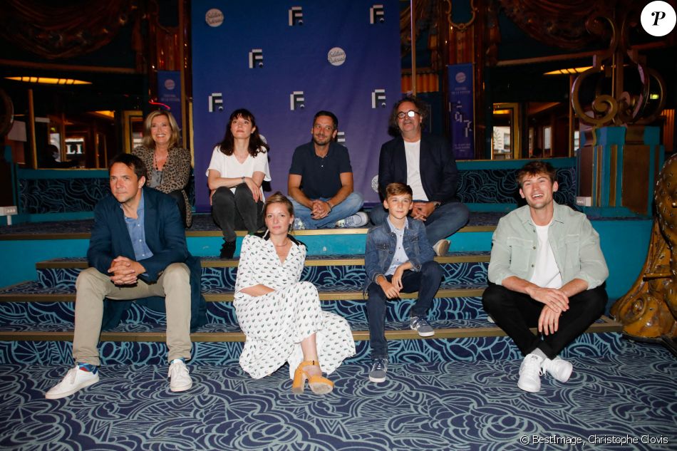 Catherine Alric, Maud Imbert, Benjamin Bellecour and Gregoire Bonnet, (Bottom L-R) Jean-Baptiste Puech, Charlie Bruneau, Alex Terrier, Victor Meutelet - Photocall de "Le Mensonge" lors du Festival de la Fiction TV "Edition spéciale - 3 jours à Paris" aux Folies Bergère à Paris, le 18 septembre 2020. © Christophe Clovis / Bestimage