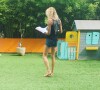 Rebecca Hampton dans son jardin en train de réviser un texte, le 20 septembre 2020
