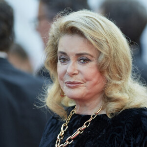 Catherine Deneuve - Montée des marches du film "De son vivant" lors du 74e Festival International du Film de Cannes. Le 10 juillet 2021. © Borde-Jacovides-Moreau / Bestimage