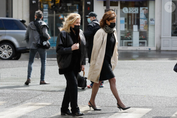 Catherine Deneuve - Sortie des obsèques de Jean-Yves Bouvier en l'église Notre-Dame d'Auteuil, chapelle Sainte Bernadette à Paris. Le 19 mai 2021.