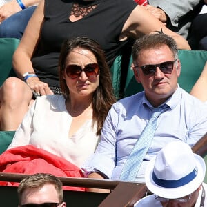 Pierre Sled et sa femme Barbara Ricuveto dans les tribunes des Internationaux de Tennis de Roland Garros à Paris le 8 juin 2017 © Cyril Moreau-Dominique Jacovides/Bestimage