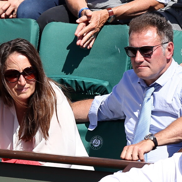 Pierre Sled et sa compagne dans les tribunes des Internationaux de Tennis de Roland Garros à Paris le 8 juin 2017 © Cyril Moreau-Dominique Jacovides/Bestimage