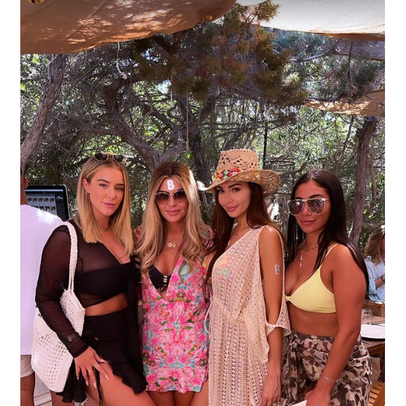 Nabilla et Thomas Vergara passent leur lune de miel à Ibiza, en compagnie du footballeur Riyad Mahrez. Le couple a également croisé d'autres stars du ballon rond : Kylian Mbappé et Aymeric Laporte.