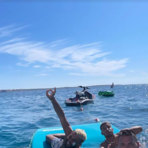 Nabilla et Thomas Vergara passent leur lune de miel à Ibiza, en compagnie du footballeur Riyad Mahrez. Le couple a également croisé d'autres stars du ballon rond : Kylian Mbappé et Aymeric Laporte.