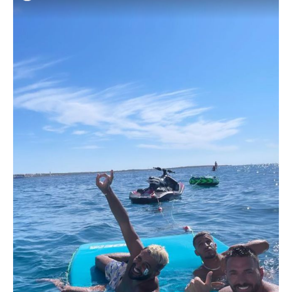 Nabilla et Thomas Vergara passent leur lune de miel à Ibiza, en compagnie du footballeur Riyad Mahrez. Le couple a également croisé d'autres stars du ballon rond : Kylian Mbappé et Aymeric Laporte.