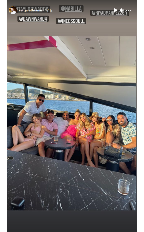Nabilla et Thomas Vergara passent leur lune de miel à Ibiza, en compagnie du footballeur Riyad Mahrez. Le couple a également croisé d'autres stars du ballon rond : Kylian Mbappé et Aymeric Laporte.