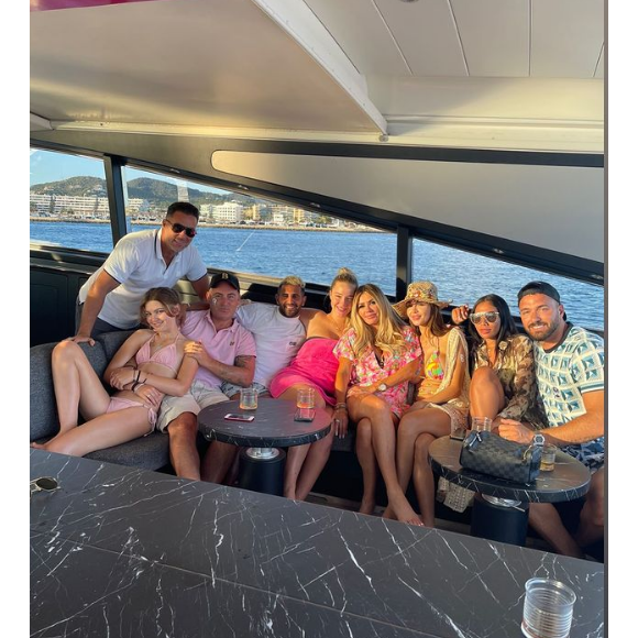 Nabilla et Thomas Vergara passent leur lune de miel à Ibiza, en compagnie du footballeur Riyad Mahrez. Le couple a également croisé d'autres stars du ballon rond : Kylian Mbappé et Aymeric Laporte.