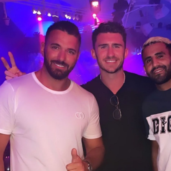 Nabilla et Thomas Vergara passent leur lune de miel à Ibiza, en compagnie du footballeur Riyad Mahrez. Le couple a également croisé d'autres stars du ballon rond : Kylian Mbappé et Aymeric Laporte.