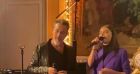 Florent Pagny et une jeune femme qui chantent "Vivo per lei".