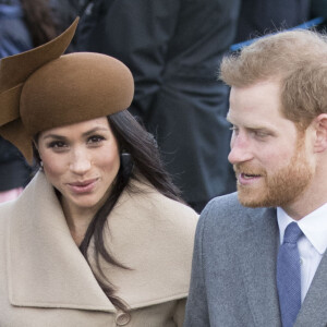 Le prince Harry et sa fiancée Meghan Markle arrivent à l'église St Mary Magdalene pour la messe de Noël à Sandringham le 25 décembre 2017.  Britain's Queen Elizabeth leads the British royal family as they attend a Christmas service at St Mary Magdalene church on the Sandringham Estate in Norfolk. Prince Harry's girlfriend American actress Meghan Markle attended the service having been invited by the Queen to join the family Christmas festivities in Sandringham on december 25, 2017 