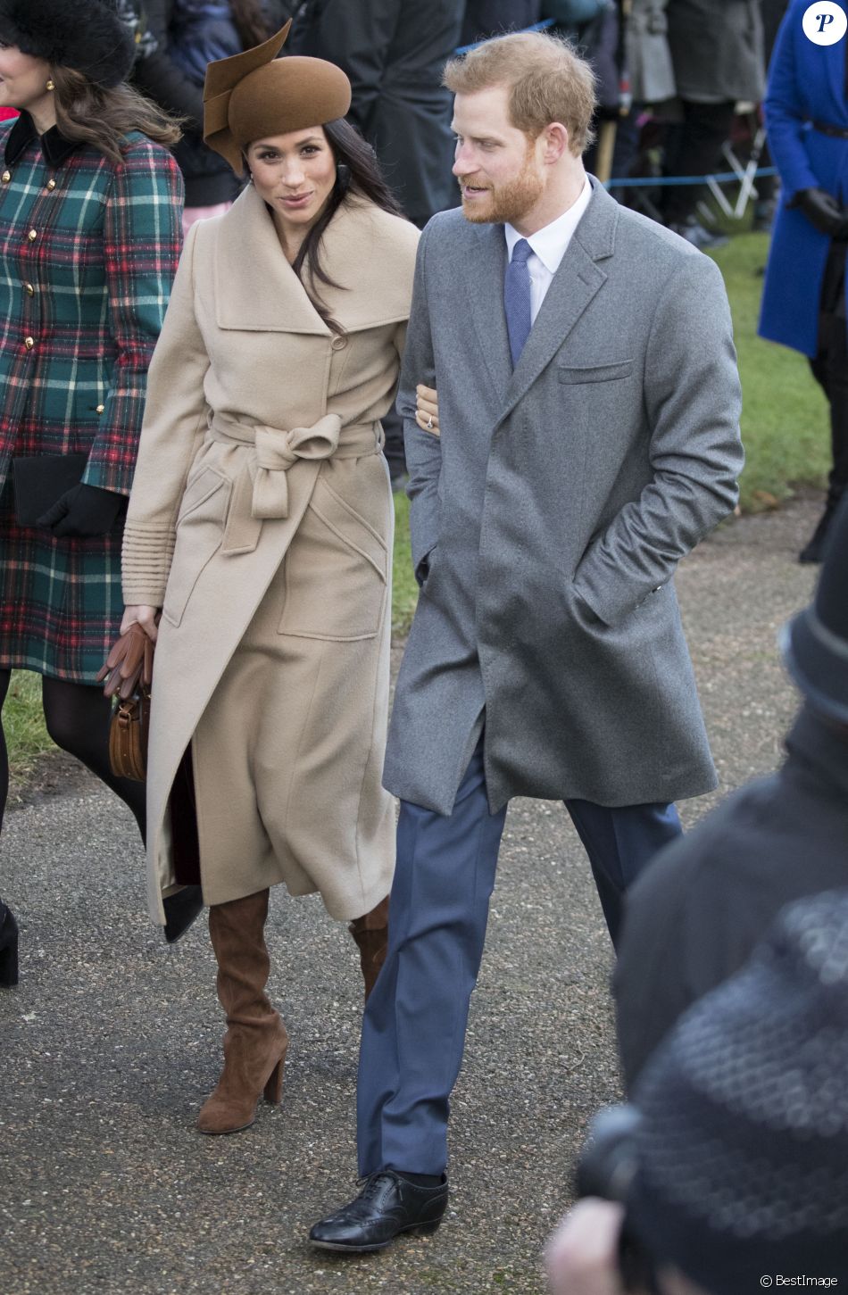 Le prince Harry et sa fiancée Meghan Markle arrivent à l'église St Mary Magdalene pour la messe de Noël à Sandringham le 25 décembre 2017. Britain's Queen Elizabeth leads the British royal family as they attend a Christmas service at St Mary Magdalene church on the Sandringham Estate in Norfolk. Prince Harry's girlfriend American actress Meghan Markle attended the service having been invited by the Queen to join the family Christmas festivities in Sandringham on december 25, 2017