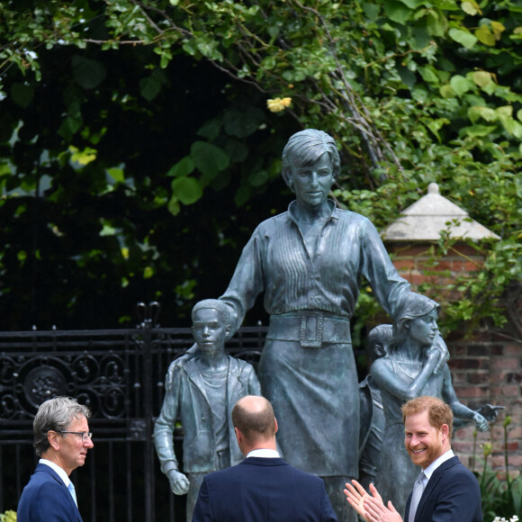Le prince William, duc de Cambridge, et son frère Le prince Harry, duc de Sussex, se retrouvent à l'inauguration de la statue de leur mère, la princesse Diana dans les jardins de Kensington Palace à Londres, le 1er juillet 2021. Ce jour-là, la princesse Diana aurait fêté son 60 ème anniversaire.