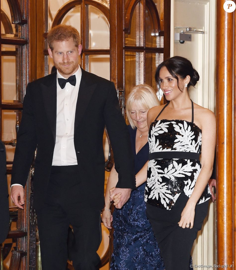 Le prince Harry, duc de Sussex, et Meghan Markle (enceinte), duchesse de Sussex quittent la soirée Royal Variety Performance à Londres le 19 novembre 2018.