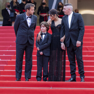 Joachim Lafosse, Gabriel Merz Chammah, Leïla Bekhti, Damien Bonnard - Montée des marches du film "Les intranquilles" lors du 74e Festival International du Film de Cannes. Le 16 juillet 2021. © Borde-Jacovides-Moreau / Bestimage