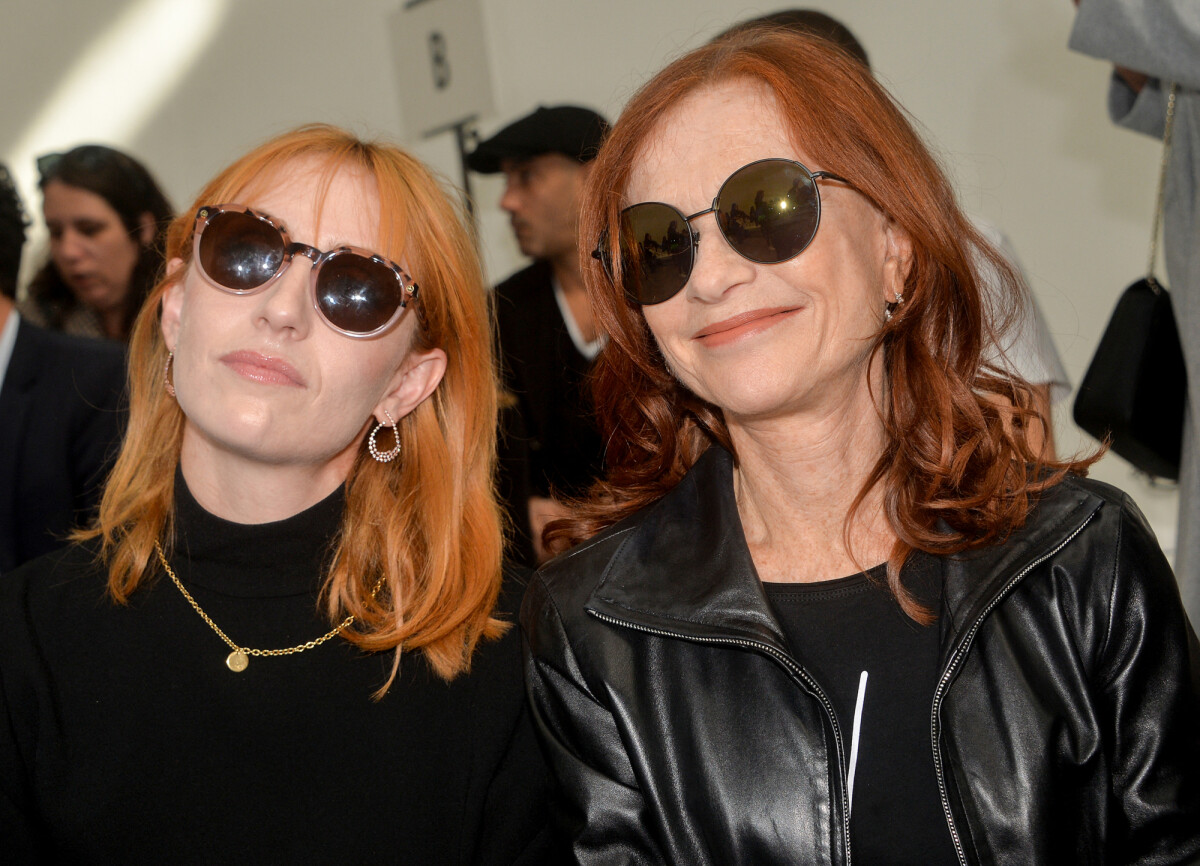 Photo : Lolita Chammah Et Sa Mère Isabelle Huppert   Défilé Printemps