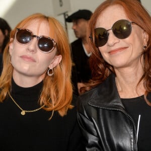 Lolita Chammah et sa mère Isabelle Huppert - Défilé printemps-été 2020 "Agnes B " à Paris. Le 30 septembre 2019. © Veeren Ramsamy-Christophe Clovis / Bestimage.