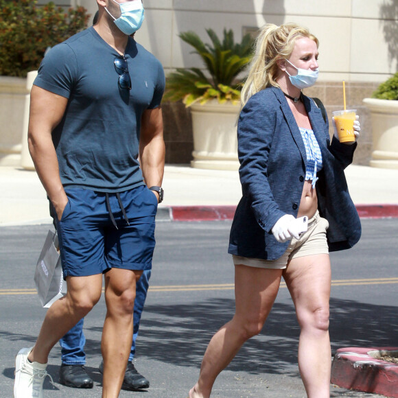 Britney Spears et son compagnon Sam Asghari sortent de leur confinement pour une journée shopping et sportive à Los Angeles le 16 juin 2020.