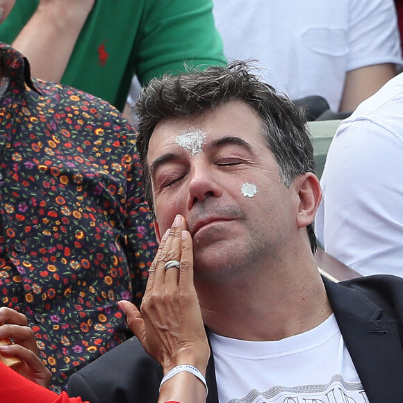 Stéphane Plaza et Karine Le Marchand plaisantent et s'amusent à Roland Garros - People dans les tribunes lors des internationaux de tennis de Roland Garros à Paris le 4 juin 2018 