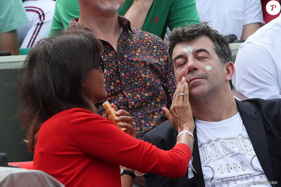 Stéphane Plaza et Karine Le Marchand plaisantent et s'amusent à Roland Garros - People dans les tribunes lors des internationaux de tennis de Roland Garros à Paris le 4 juin 2018