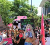 Les fans de Britney Spears sont venus supporter leur idole devant le tribunal de Los Angeles, avec leur slogan FreeBritney. La chanteuse demande à la justice californienne de lever la tutelle mise en place en 2008 par son père. Le 23 juin 2021