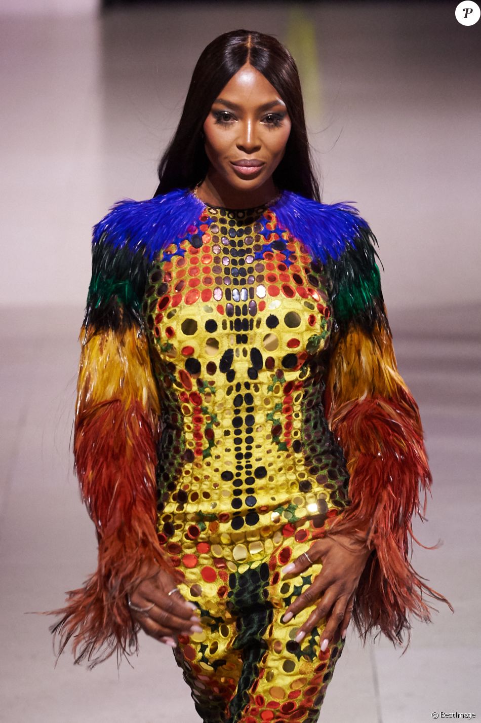 naomi-campbell-d-fil-de-mode-caritatif-fashion-for-relief-au-british