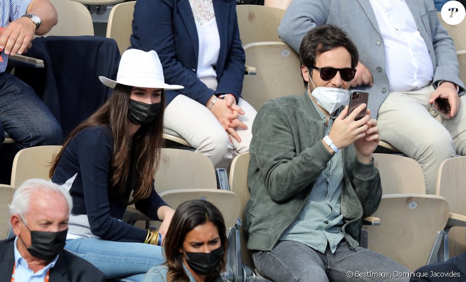 Vianney et sa compagne Catherine Robert dans les tribunes des Internationaux de France de tennis de Roland Garros à Paris, France, le 5 juin 2021. © Dominique Jacovides/Bestimage