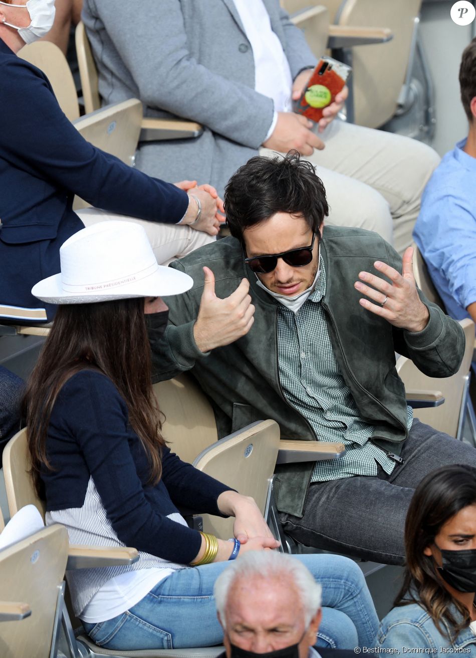 Vianney et sa compagne Catherine Robert dans les tribunes des Internationaux de France de tennis de Roland Garros à Paris, France, le 5 juin 2021. © Dominique Jacovides/Bestimage
