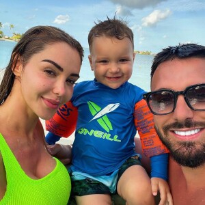 Nabilla et Thomas Vergara à la plage avec leur fils, Milann, 2 ans.