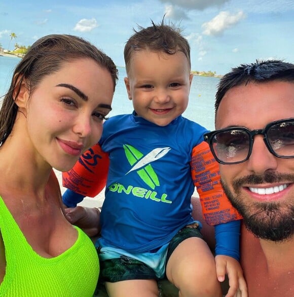 Nabilla et Thomas Vergara à la plage avec leur fils, Milann, 2 ans.
