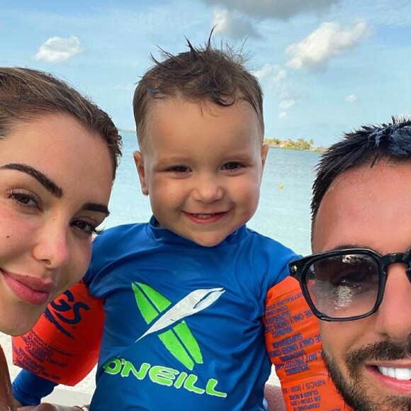 Nabilla et Thomas Vergara à la plage avec leur fils, Milann, 2 ans.