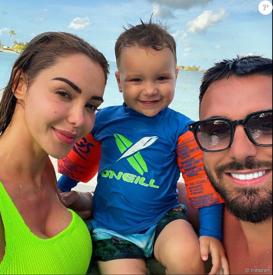 Nabilla et Thomas Vergara à la plage avec leur fils, Milann, 2 ans.
