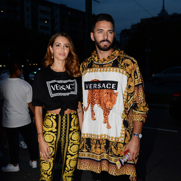 Nabilla Benattia et son compagnon Thomas Vergara au défilé Versace - Collection Prêt-à-Porter Printemps/Eté 2019" lors de la Fashion Week de Milan (MLFW) le 21 septembre 2018