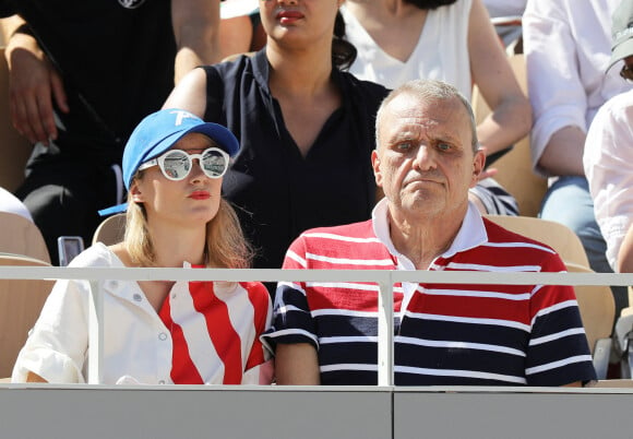 Jean-Charles de Castelbajac et sa compagne Pauline de Drouas dans les tribunes lors des internationaux de tennis de Roland Garros à Paris, France, le 1er juin 2019. © Jacovides-Moreau/Bestimage