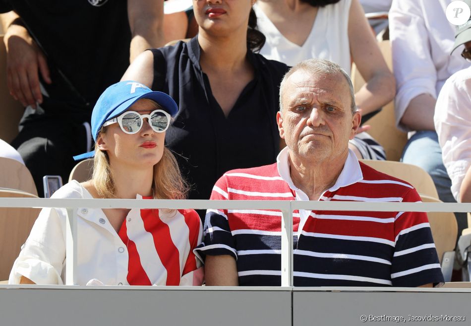 Jean-Charles de Castelbajac et sa compagne Pauline de Drouas dans les tribunes lors des internationaux de tennis de Roland Garros à Paris, France, le 1er juin 2019. © Jacovides-Moreau/Bestimage