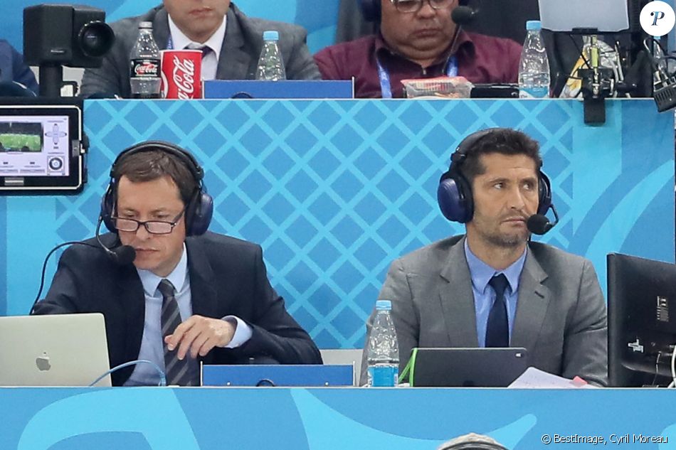 Les commentateurs Bixente Lizarazu et Grégoire Margotton lors de la 8ème de finale du match de coupe du monde opposant l'Angleterre à la Colombie au stade Spartak à Moscow, Russie, le 3 juillet 2018. L'Angleterre a gagné le match 4-3 aux tirs au but après un match nul 1-1. © Cyril Moreau/Bestimage